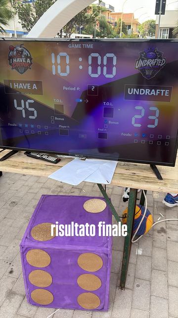 Il dado gigante davanti al tabellone