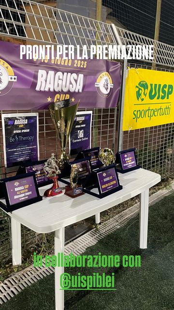 Il tavolo dei premi pronto per la premiazione
